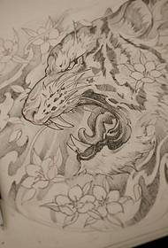 Manuscris tradițional de tatuaj pentru tigru și flori