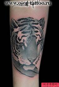 przystojny klasyk wzór tatuażu z tatuażem tygrysa