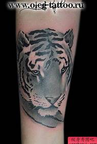 bel classico un modello di tatuaggio tigre tatuato