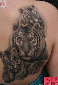 tīģeru ģimenes tetovējums aizmugurē