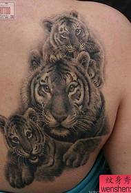 tiger tatuu ẹbi lori pada