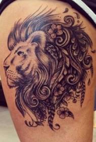 jentelår på svartgrå skisse peker torneferdigheter kreative løvedominerende tatoveringsbilder