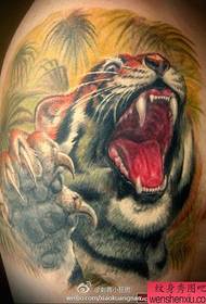 armar um padrão de tatuagem de cabeça de tigre legal e bonito