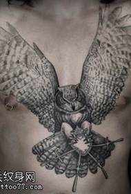 patrón de tatuaje de águila en el pecho