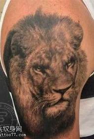 霸道的獅子紋身圖案