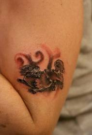 рука азіяцкага стылю малюнак татуіроўкі льва