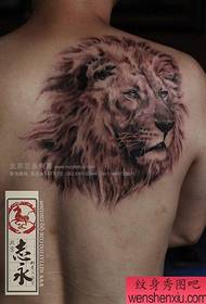 patrón de tatuaje de cabeza de león fresco dominante de espalda masculina