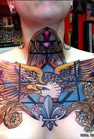 moški prsni kul klasičen vzorec tetovaže orlov