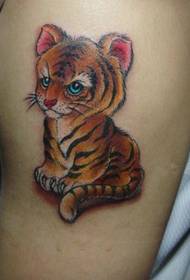 Татуировка с тигром: цвет руки Татуировка с тигром