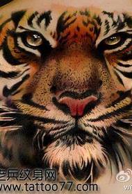 modeli tatuazh i kokës së tigrit mbi kokën e tigrit