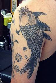 плечавы малюнак татуіроўкі кальмараў