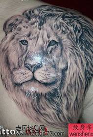 manlike gunsteling agterste leeu kop tatoeëerpatroon