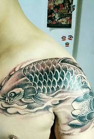 Чорно-білі зображення татуювання великих кальмарів на плечах