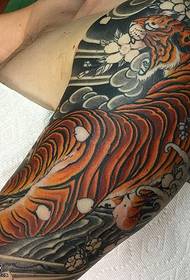Polovica uzorka tetovaže pola tigrova totema