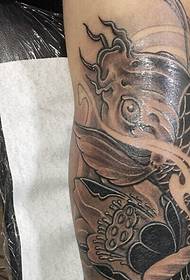 vecchio modello tradizionale del tatuaggio del calamaro in bianco e nero pieno di vitalità