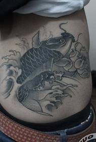 tatuaj de calmar pictat cu cerneală la talie