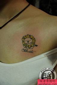 modello di tatuaggio popolare piccolo leone carino petto ragazza