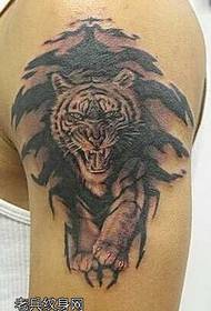 braccio che domina il modello del tatuaggio della tigre di montagna
