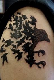 der Arm des Jungen auf kreativem Adlertätowierungsbild der schwarzen grauen Skizze