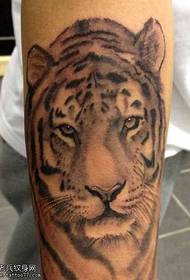 Patrón de tatuaje de tigre realista de brazo