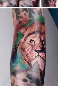 بازو ٹھنڈا اور خوبصورت شیر ٹیٹو کا نمونہ