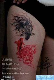 padrão de tatuagem de lula preta vermelha de perna