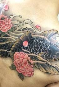 Il tatuaggio preferito dei calamari del giovane ufficiale