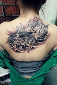 Patrón de tatuaje de calamar en la espalda