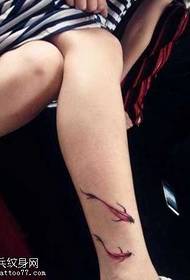 Kaunis pieni Koi-tatuointikuvio jalassa