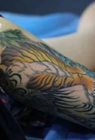 Malet tiger-tatoveringsmønster på låret