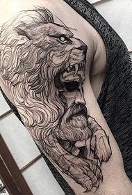 pečių įgėlimo linijos liūto tatuiruotės modelis