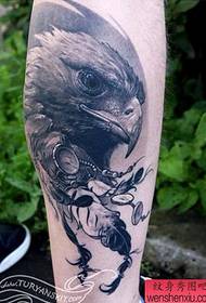 Tatuaj arată poză pe un tatuaj de vultur pe vițel