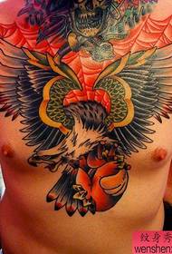 férfi mellkasi mellén hűvös európai és amerikai stílusú sas tetoválás mintát
