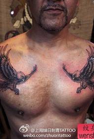 mannelijke voorkant borst cool eagle tattoo patroon