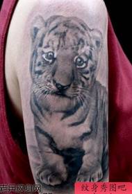 arm söta lilla Tiger tatuering mönster