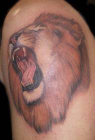tatuaxe de león ruxindo en cor de ombreiro