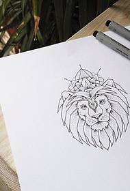 Líne ceann leon na hEorpa ag cur lámhscríbhinn tattoo tatú