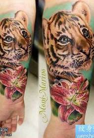 Kar színű tigris tetoválás minta