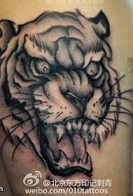 felle tijger hoofd tattoo patroon