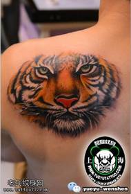 реалистичан реалистични узорак тигрових тетоважа на рамену