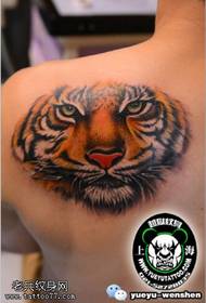 modello realistico realistico del tatuaggio della tigre sulla spalla
