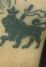 crni lav s uzorkom tetovaže zastave
