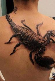 atpakaļ dominējošais atdzist skorpiona tetovējuma modelis