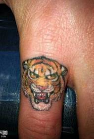 ຮູບແບບ Tattoo Tiger ນິ້ວມື