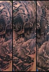 Tiger spray tatoveringsmønster på skulderen