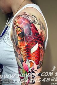modello di tatuaggio koi spalla rosso