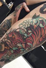 Patrón de tatuaje de tigre descendente da coxa