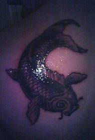swart pragtige koi vis tattoo patroon