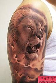 pola tato singa yang mendominasi di lengan