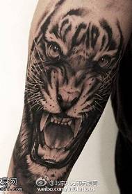 жорстокий і жахливий візерунок татуювання тигра